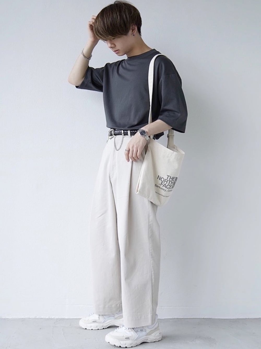 「ユニクロ、UNIQLO、UNIQLO U、タックイン、白パンツ、ダッドスニーカー、トートバッグ、ゆるコーデ、低身長、低身長コーデ」｜「UNIQLOのアイテム（Tシャツ/カットソー、グレー系）」を使った、ゆーすけさん（メンズ・165cm）の夏コーディネートの1枚目の写真