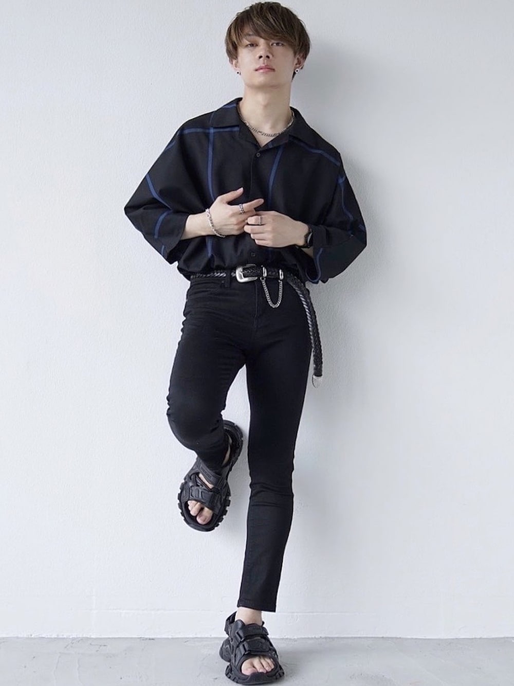 「タックイン、チェックシャツ、黒スキニー、マルチサイズ、サンダル、BALENCIAGA、オールブラック、ブラック、低身長、低身長コーデ」｜「DOOPZのDOOPZ ドルマンハーフスリーブオーバーシャツ（シャツ/ブラウス、ブラック系）」を使った、ゆーすけさん（メンズ・165cm）の夏コーディネートの1枚目の写真