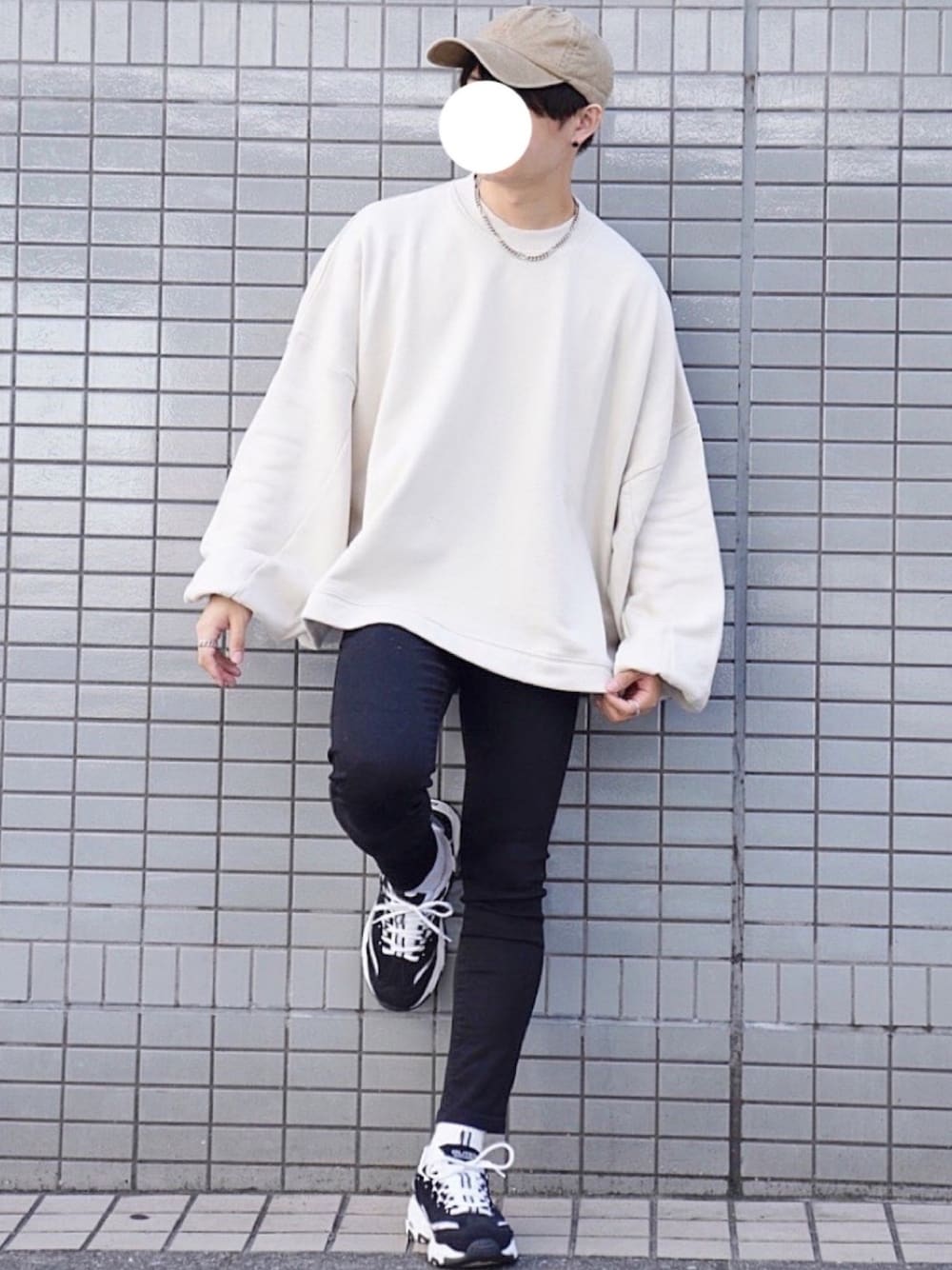 「スウェット、オーバーサイズ、黒スキニー、UNIQLO、プチプラ、プチプラコーデ、スニーカー、ダッドスニーカー、低身長、低身長コーデ」｜「ZIP FIVEのインフルエンサー【じーの】× ZIPFIVE スーパーバルーンスリーブスウェット（スウェット、グレー系）」を使った、ゆーすけさん（メンズ・165cm）の秋コーディネートの1枚目の写真