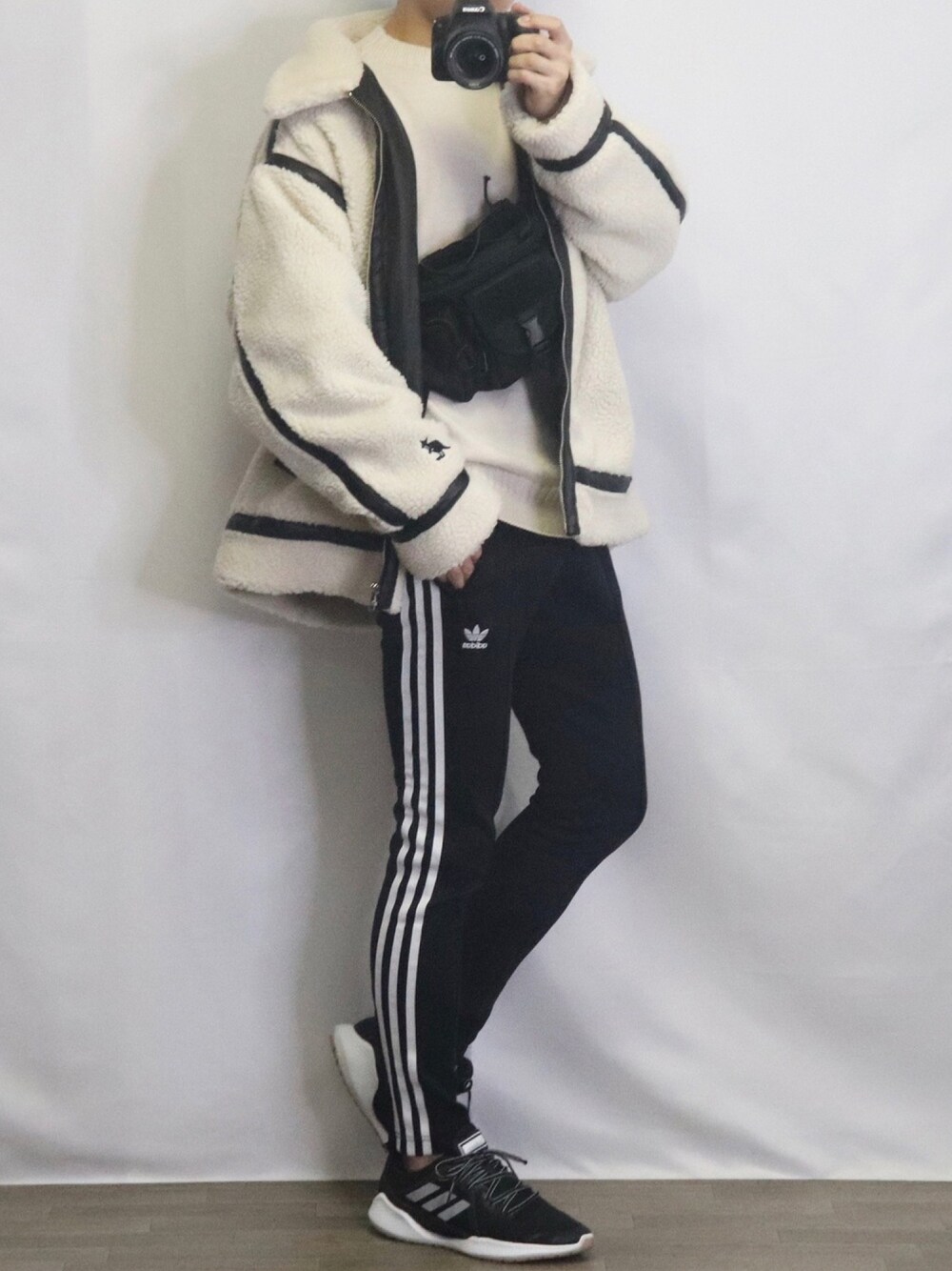 「トラックパンツ、adidas、adidas originals、アディダス、ボアジャケット、パイピング、オーバーサイズ、UNIQLO、低身長、低身長コーデ」｜「KANGOLのKANGOL/カンゴール別注 オーバーサイズ パイピング ボアブルゾン ボアジャケット B-3（ブルゾン、ホワイト系）」を使った、ゆーすけさん（メンズ・165cm）の秋コーディネートの1枚目の写真