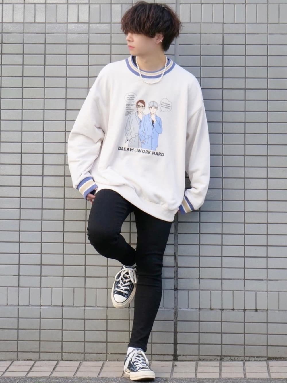 その他のスウェット、ブラック系のデニムパンツ、ブラック系のスニーカーを着用したメンズの冬コーディネートの1枚目の写真