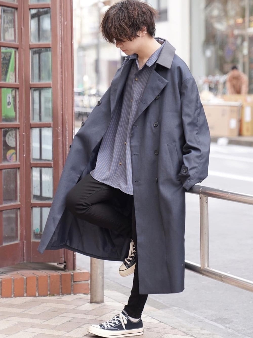 「トレンチコート、ブルーコーデ、ストライプシャツ、黒スキニー、デニムパンツ、スキニーデニム、スキニーパンツ、スキニー、低身長、低身長コーデ」｜「CASPER JOHNのCleric Trench Coat/クレリックトレンチコート（トレンチコート、ブルー系）」を使った、ゆーすけさん（メンズ・165cm）の冬コーディネートの1枚目の写真