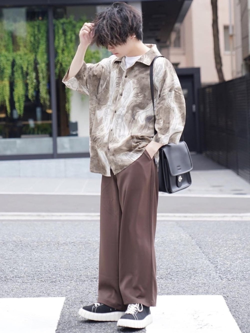 「柄シャツ、シャツスタイル、ブラウン、主役はカラーパンツ、リラックススタイル、ショルダーバッグ、夏コーデ、低身長、低身長コーデ」｜「CASPER JOHNのVarious Dolman Shirts/バリアスドルマンシャツ（シャツ/ブラウス、ブラウン系）」を使った、ゆーすけさん（メンズ・165cm）の春コーディネートの1枚目の写真