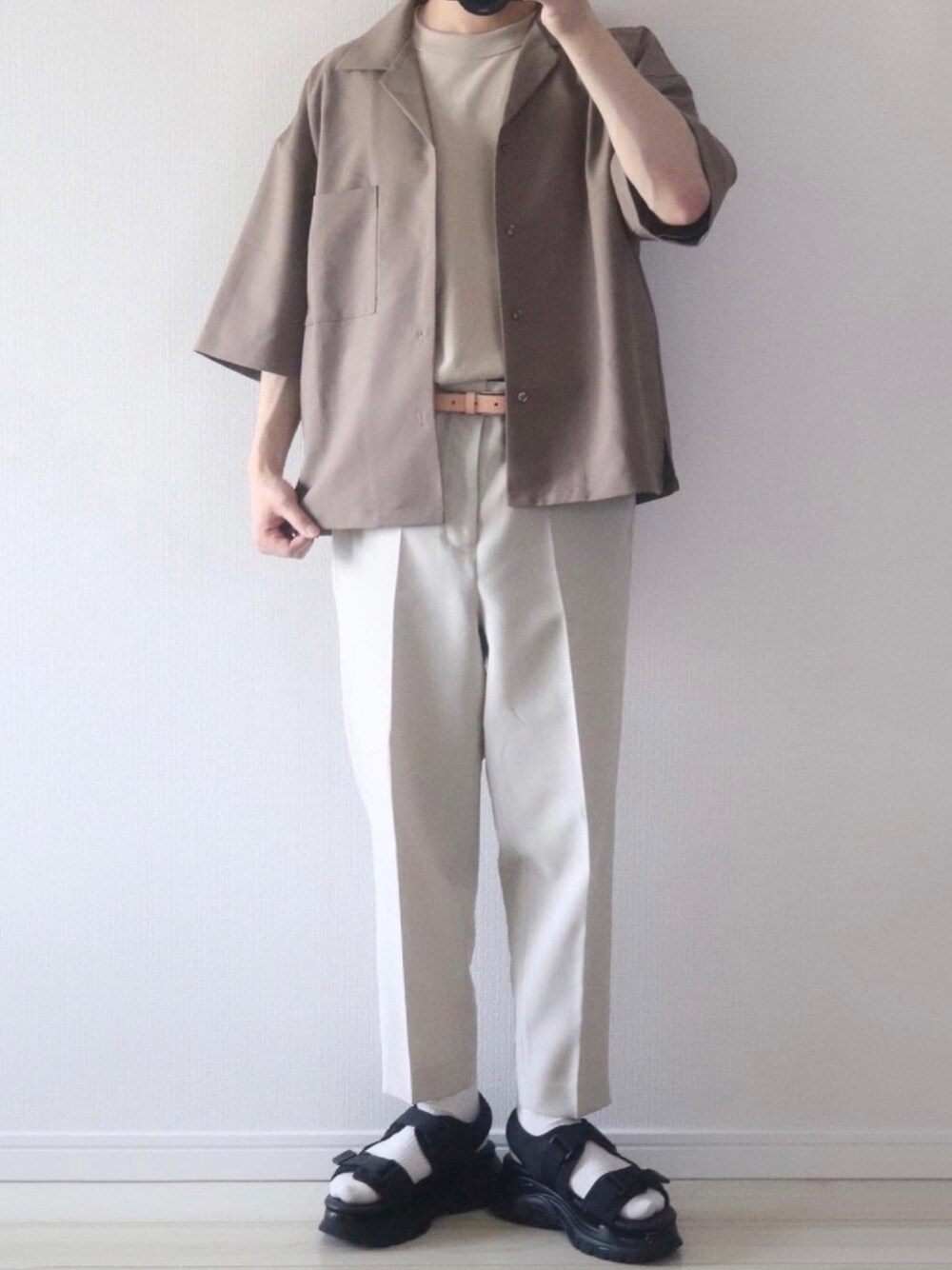 「これが私をアゲる服、きれいめカジュアル、綺麗めカジュアル、タックイン、シャツスタイル、ダメージ、スラックス、サンダル、低身長、低身長コーデ」｜「INTER FACTORYのファッションインフルエンサー ゆーすけ × INTER FACTORY　loose TR shirt setup / ルーズTRシャツセットアップ（シャツ/ブラウス、ベージュ系）」を使った、ゆーすけさん（メンズ・165cm）の春コーディネートの1枚目の写真