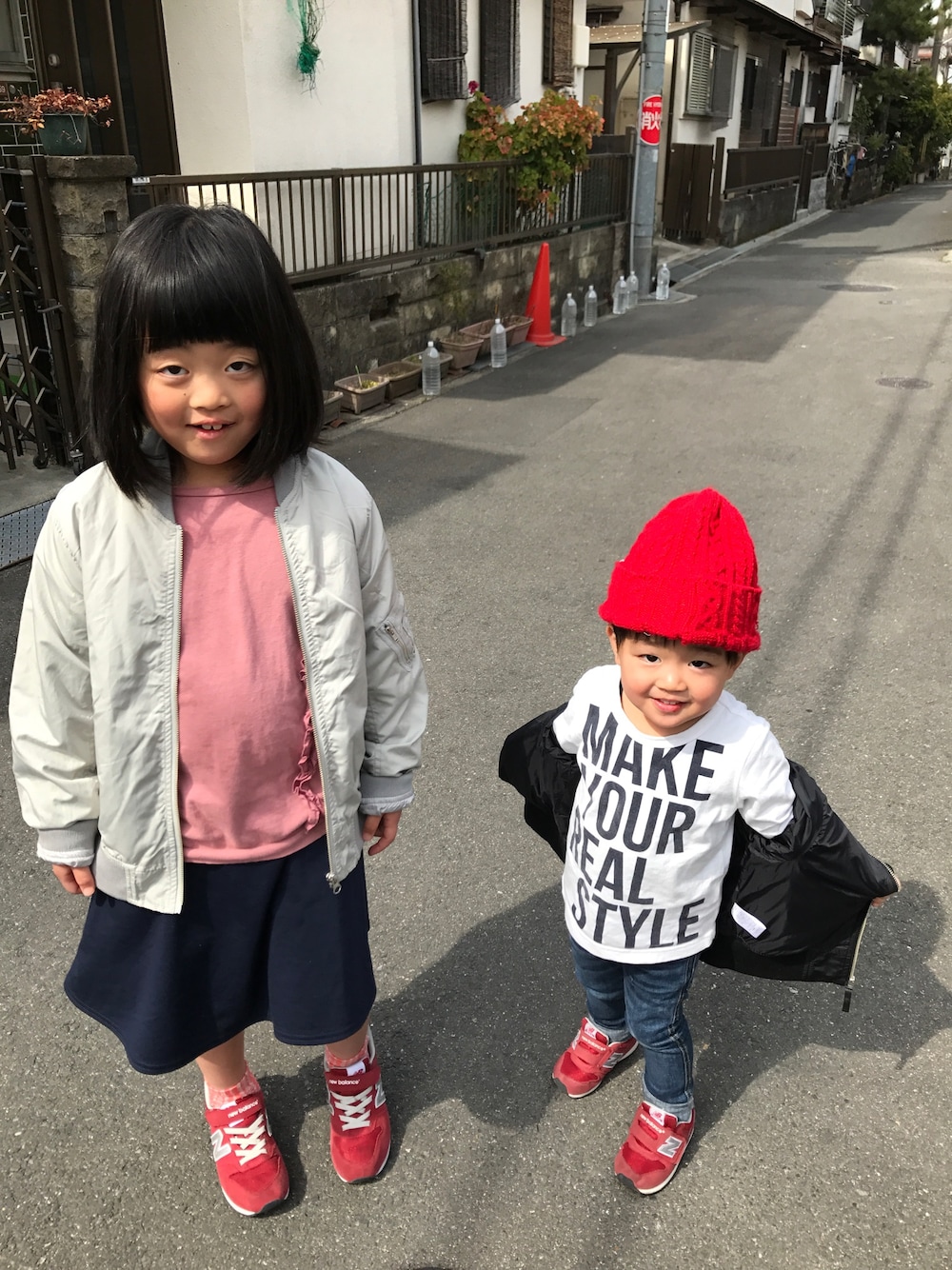 「はるコーデ、MA-1、ニューバランス、ビーニー、キッズコーデ」｜「Right-onの【MPS】ライトカラーで軽快なMA-1！（MA-1、グレー系）」を使った、ひな♪ かな☆さん（キッズ・90cm）の春コーディネートの1枚目の写真