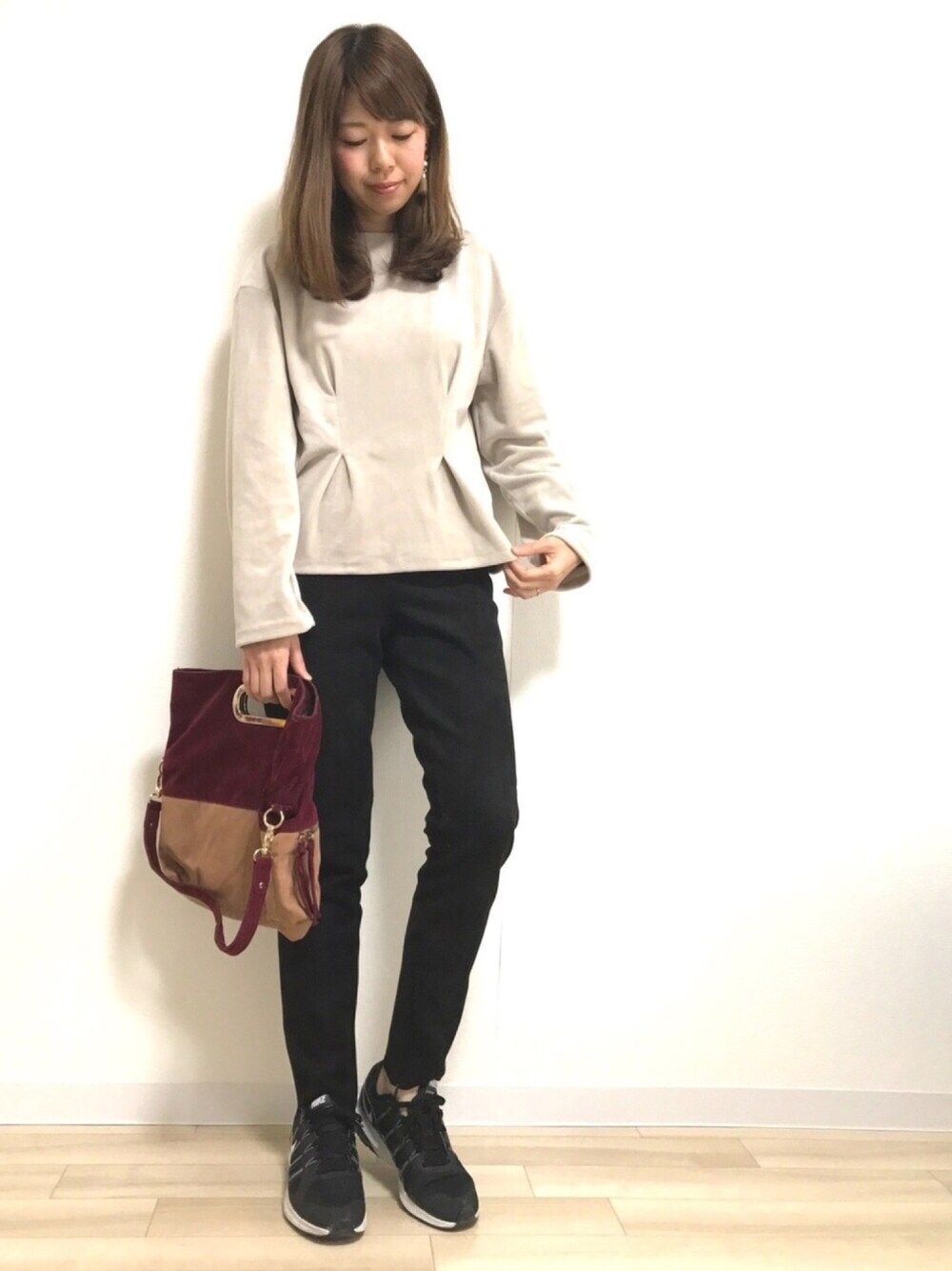 「ドラフトナイキ、シンプル、スニーカー、パンツスタイル、きれいめカジュアル、ぺプラムトップス、ZARA、NIKE、Doシンプル部、Doシンプル、ナイキ」｜「SENSE OF PLACE by URBAN RESEARCHのベロアウエストマークトップス（Tシャツ/カットソー、ベージュ系）」を使った、yuiさん（レディース・160cm）の冬コーディネートの1枚目の写真
