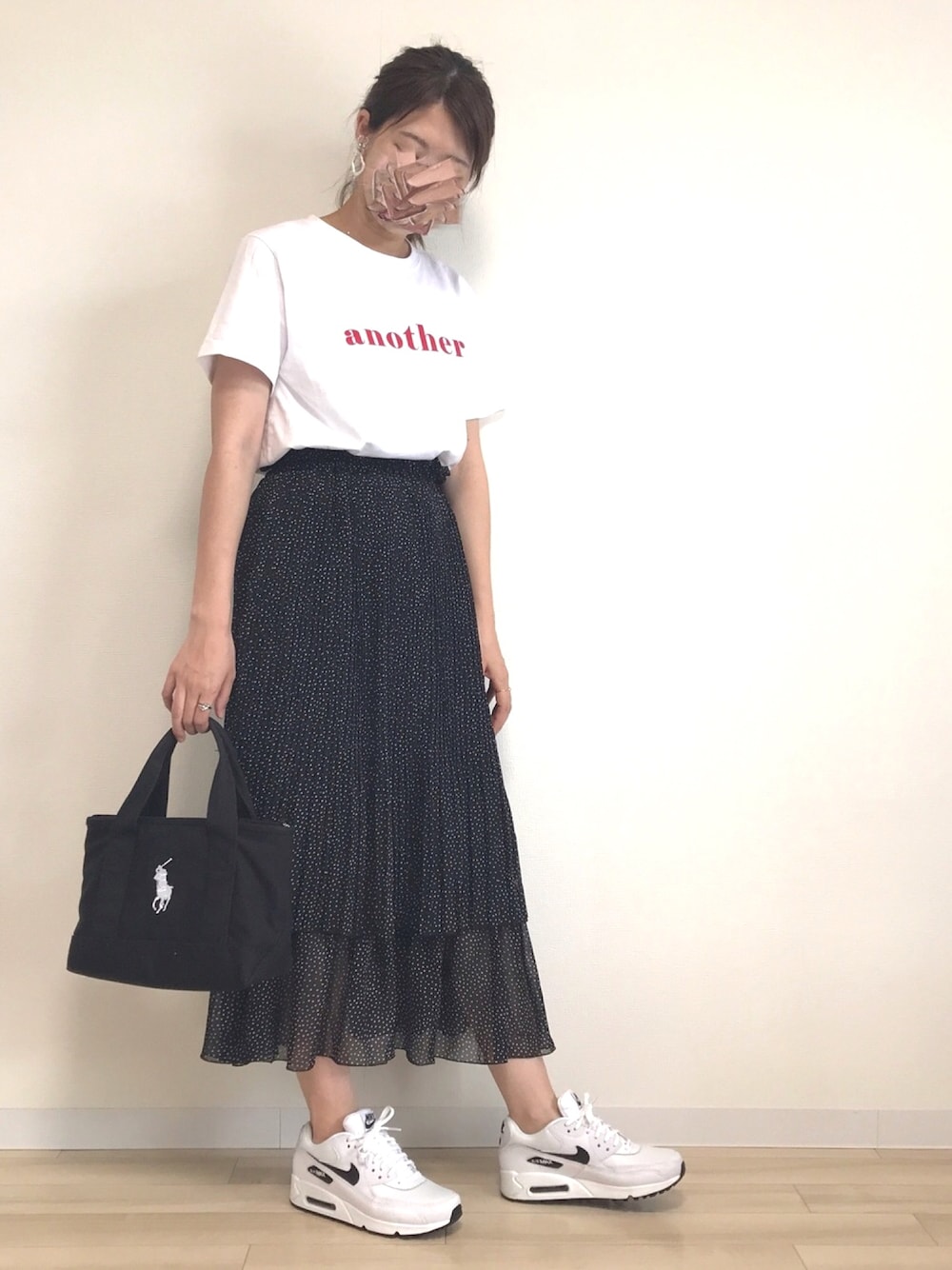 「シンプルコーデ、プチプラコーデ、オトナカジュアル、ロングスカート、ママファッション、ダッドスニーカー、白スニーカー、ドット柄、ナイキ、Doシンプル部」｜「Heatherのランダムドットプリーツスカート　832821（スカート、ブラック系）」を使った、yuiさん（レディース・160cm）の夏コーディネートの1枚目の写真