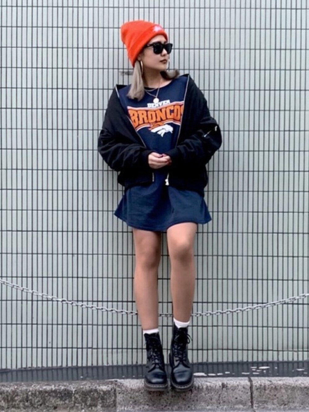 「古着、ニット帽、MA-1、ストリート、サングラス、Dr.Martens、オレンジ、金髪、プリントT、sttusy」｜「STUSSYのStock Ho17 Cuff Beanie（ニットキャップ/ビーニー、オレンジ系）」を使った、SAKURAさん（レディース・156cm）の秋コーディネートの1枚目の写真