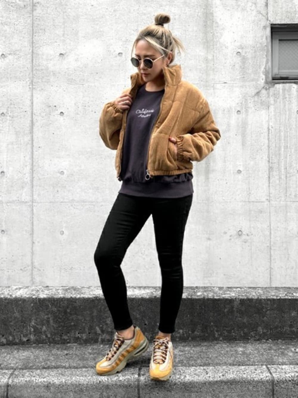 「スニーカー、コーデュロイ、カジュアル、シンプル、NIKE、レギンス、金髪、お団子ヘアー、ootd、おしゃれさんと繋がりたい」｜「anap mimpiのビッグシルエット刺繍スウェットトップス（スウェット、グレー系）」を使った、SAKURAさん（レディース・156cm）の秋コーディネートの1枚目の写真