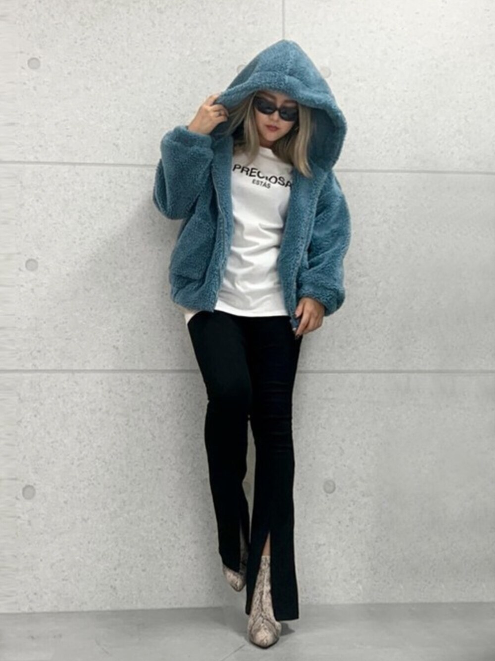 「ブルゾン、ボア、ストリート、サングラス、プチプラ、金髪、ootd、フレアパンツ、足長効果、スリットパンツ」｜「anap mimpiのボアジップフードブルゾン（ブルゾン、ブルー系）」を使った、SAKURAさん（レディース・156cm）の秋コーディネートの1枚目の写真