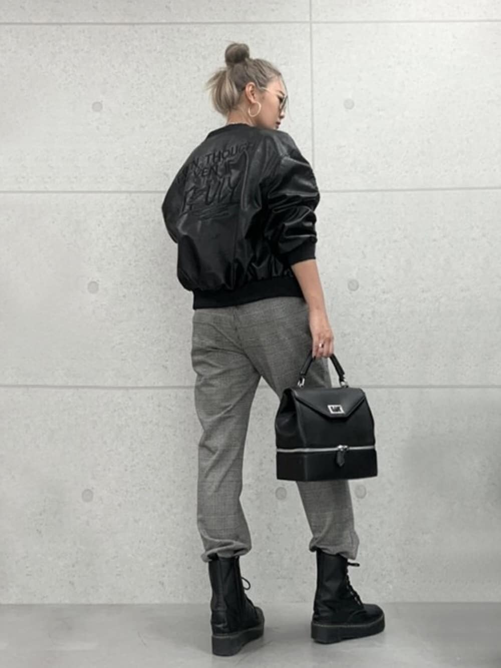 「ブラック、レザージャケット、サングラス、Dr.Martens、ユニクロ、チェックパンツ、ブーツイン、グレンチェック、金髪、ootd」｜「ANAPのフェイクレザー刺繍ジャケット（ノーカラージャケット、ブラック系）」を使った、SAKURAさん（レディース・156cm）の秋コーディネートの1枚目の写真