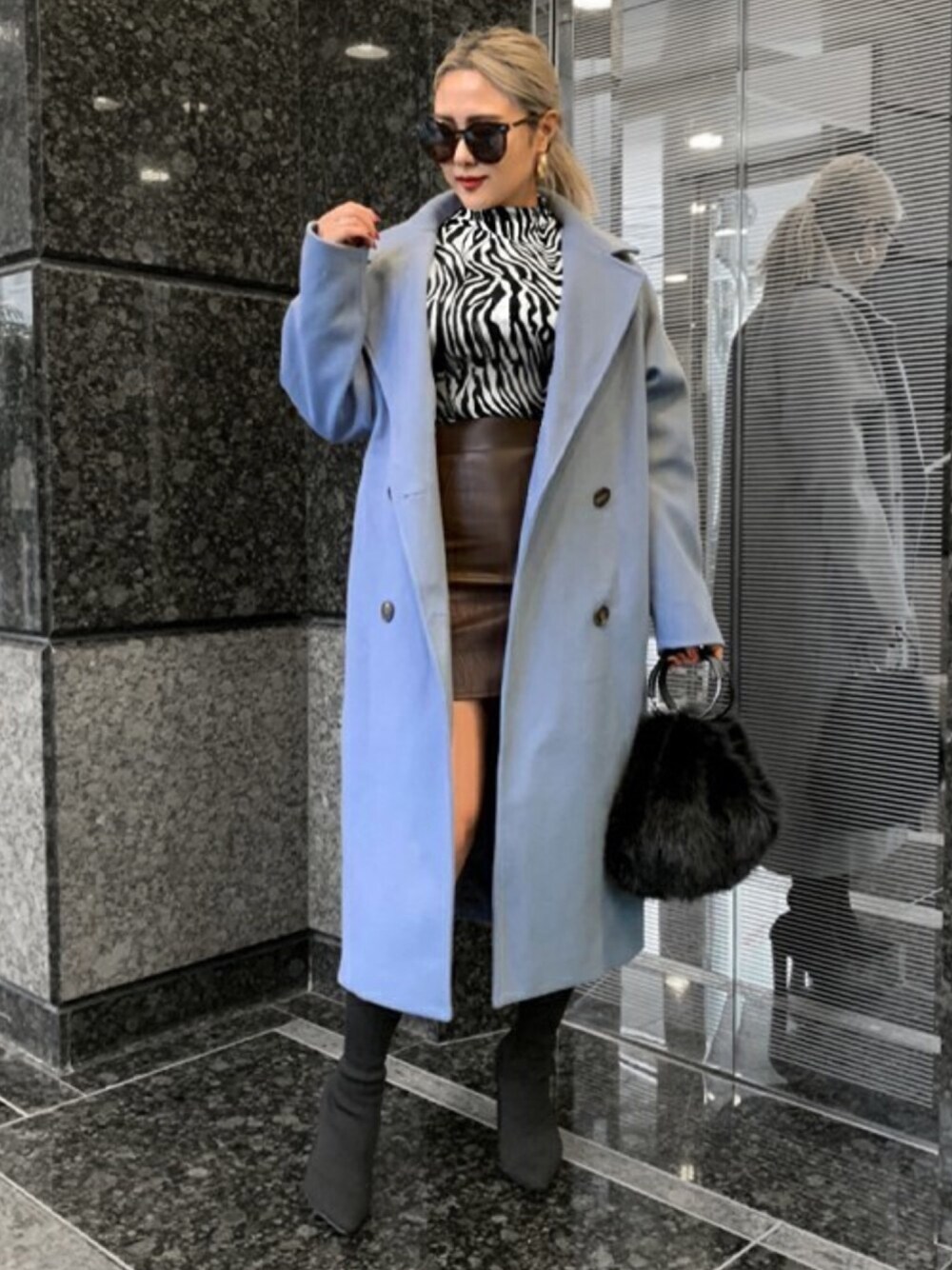 「サングラス、レザースカート、冬コーデ、ロングコート、アニマル柄、大人コーデ、金髪、ootd、低身長、サックスブルー」｜「ANAPのサイドジップフェイクレザースカート（スカート、ブラウン系）」を使った、SAKURAさん（レディース・156cm）の秋コーディネートの1枚目の写真