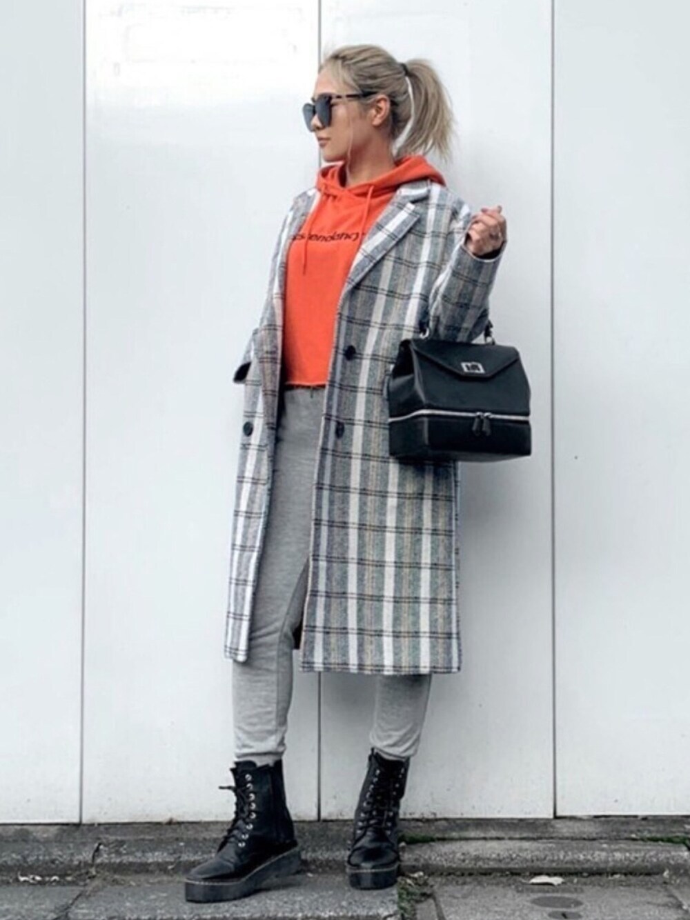 「チェック、スウェット、サングラス、Dr.Martens、ロングコート、大人カジュアル、差し色、ラフ、金髪、ootd」｜「LATINAのストライプヘリンボーンチェスターコート（チェスターコート、ホワイト系）」を使った、SAKURAさん（レディース・156cm）の冬コーディネートの1枚目の写真