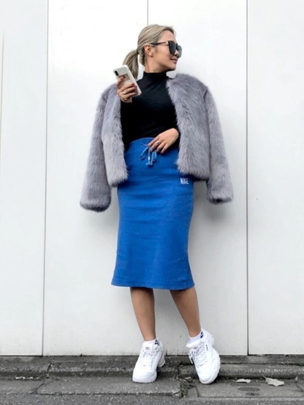 「タイトスカート、シンプル、NIKE、サングラス、ファーコート、スポーティー、金髪、FILA、海外セレブ風、シンプルおしゃれが好き」｜「ANAPのリッチファージャケット（その他アウター、グレー系）」を使った、SAKURAさん（レディース・156cm）の冬コーディネートの1枚目の写真