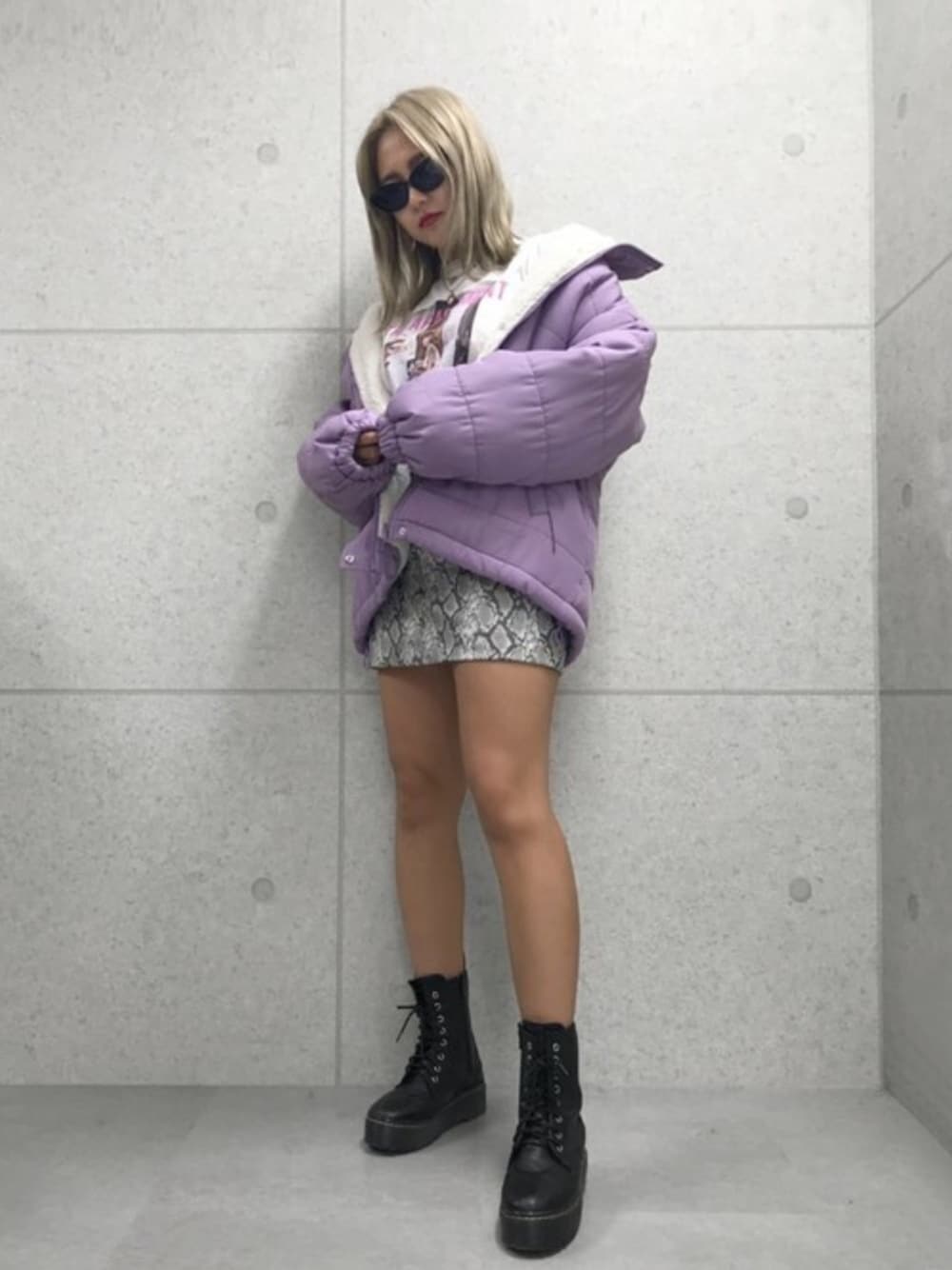 「ダウンジャケット、ストリート、サングラス、Dr.Martens、ミニスカート、パープル、パイソン柄、金髪、低身長、おしゃれさんと繋がりたい」｜「ANAPの裏ボア中綿ダウンコート（ダウンジャケット/コート、パープル系）」を使った、SAKURAさん（レディース・156cm）の冬コーディネートの1枚目の写真