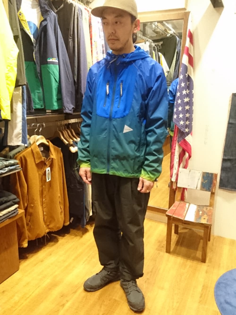 and wander（アンドワンダー）の「gradient color trek jacket