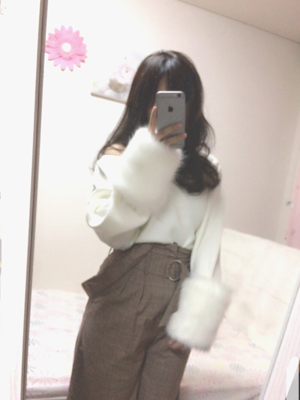ホワイト系のニット/セーター、グレー系のその他パンツを着用したレディースの秋コーディネートの1枚目の写真