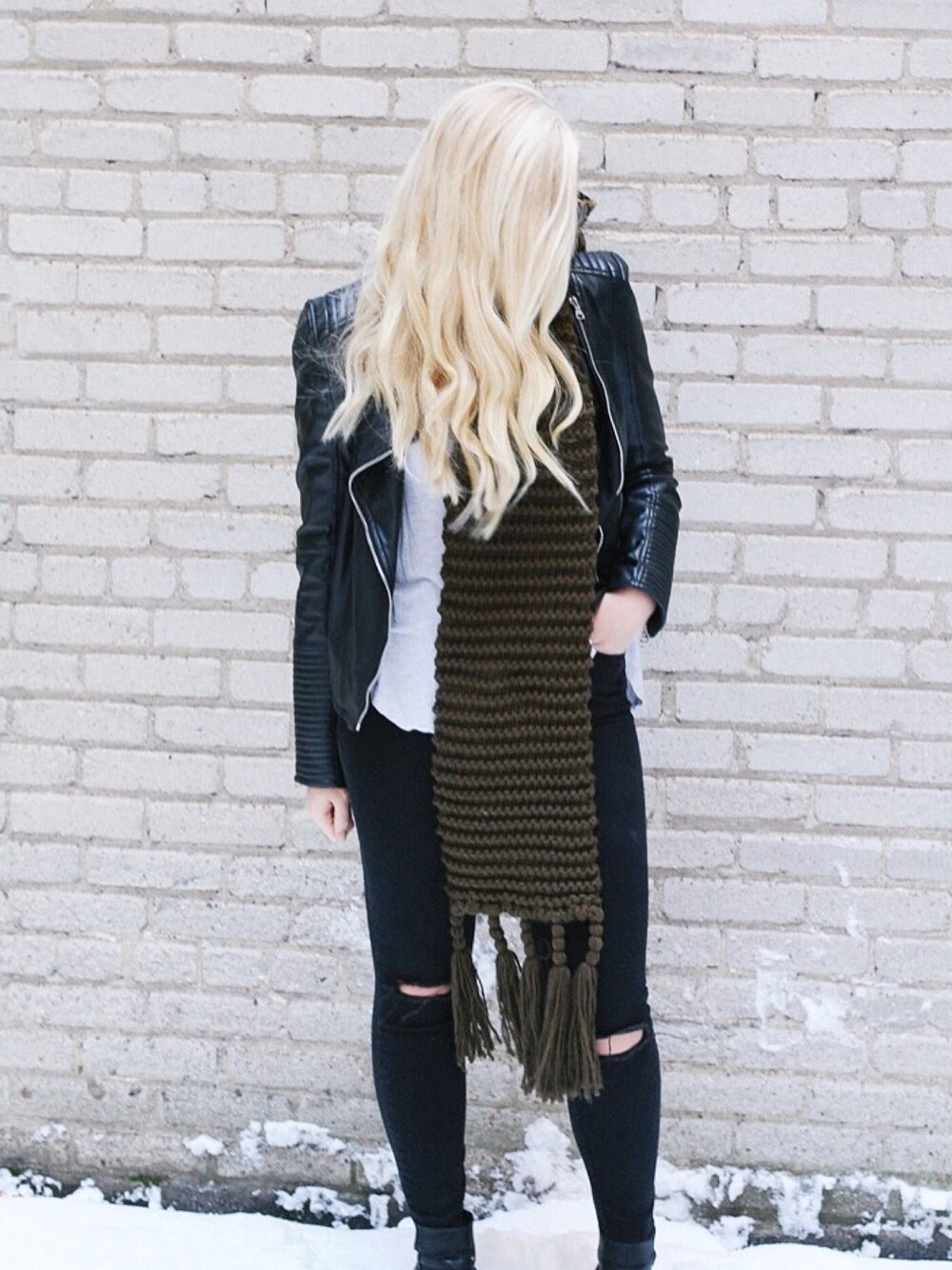 「leathergoods、scarf、faux leather、leather jacket、winter、winter wearing、WINTER STYLE、cold、chic、blonde hair」｜「BPのアイテム（マフラー、グリーン系）」を使った、Mackenzie Murphyさん（レディース・165cm）の冬コーディネートの1枚目の写真