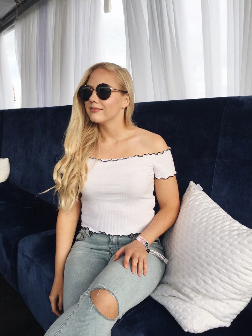 「ZARA、ootd、summer、denim、outfit、casual、black and white、streetstyle」｜「ZARAのアイテム（その他トップス、ホワイト系）」を使った、Mackenzie Murphyさん（レディース・165cm）の夏コーディネートの1枚目の写真