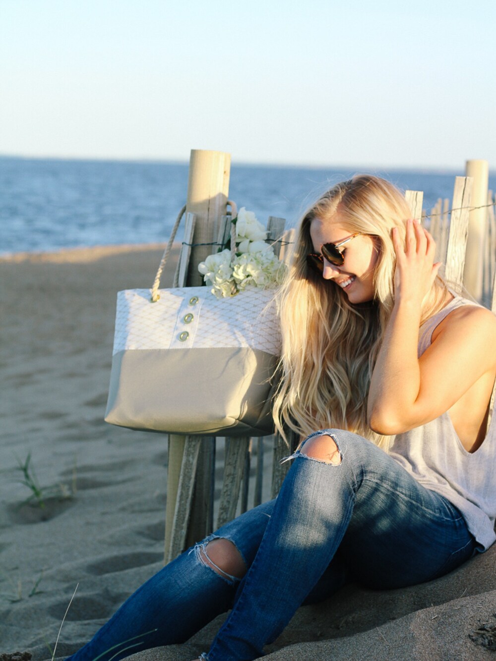 「beach、summer、girl、casual、beach style、blogger、summer style、summer outfit、ripped jeans、distressed」｜「Alaina Marieのアイテム（トートバッグ、ベージュ系）」を使った、Mackenzie Murphyさん（レディース・165cm）の夏コーディネートの1枚目の写真