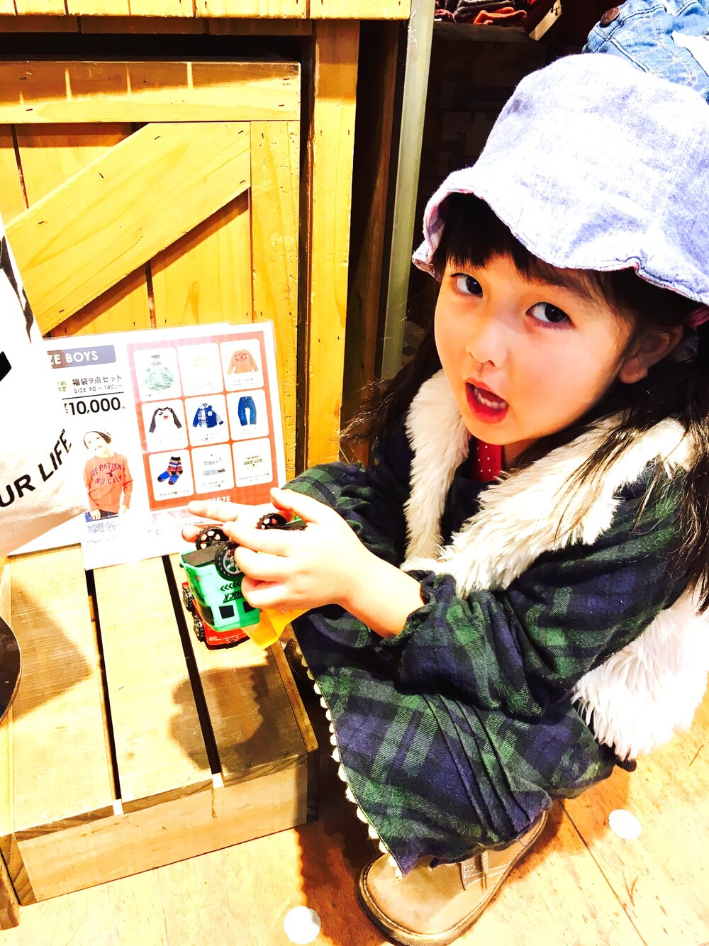 「no brandのアイテム（ハット、ブルー系）」を使った、よしべぇさん（キッズ・90cm）の冬コーディネートの1枚目の写真