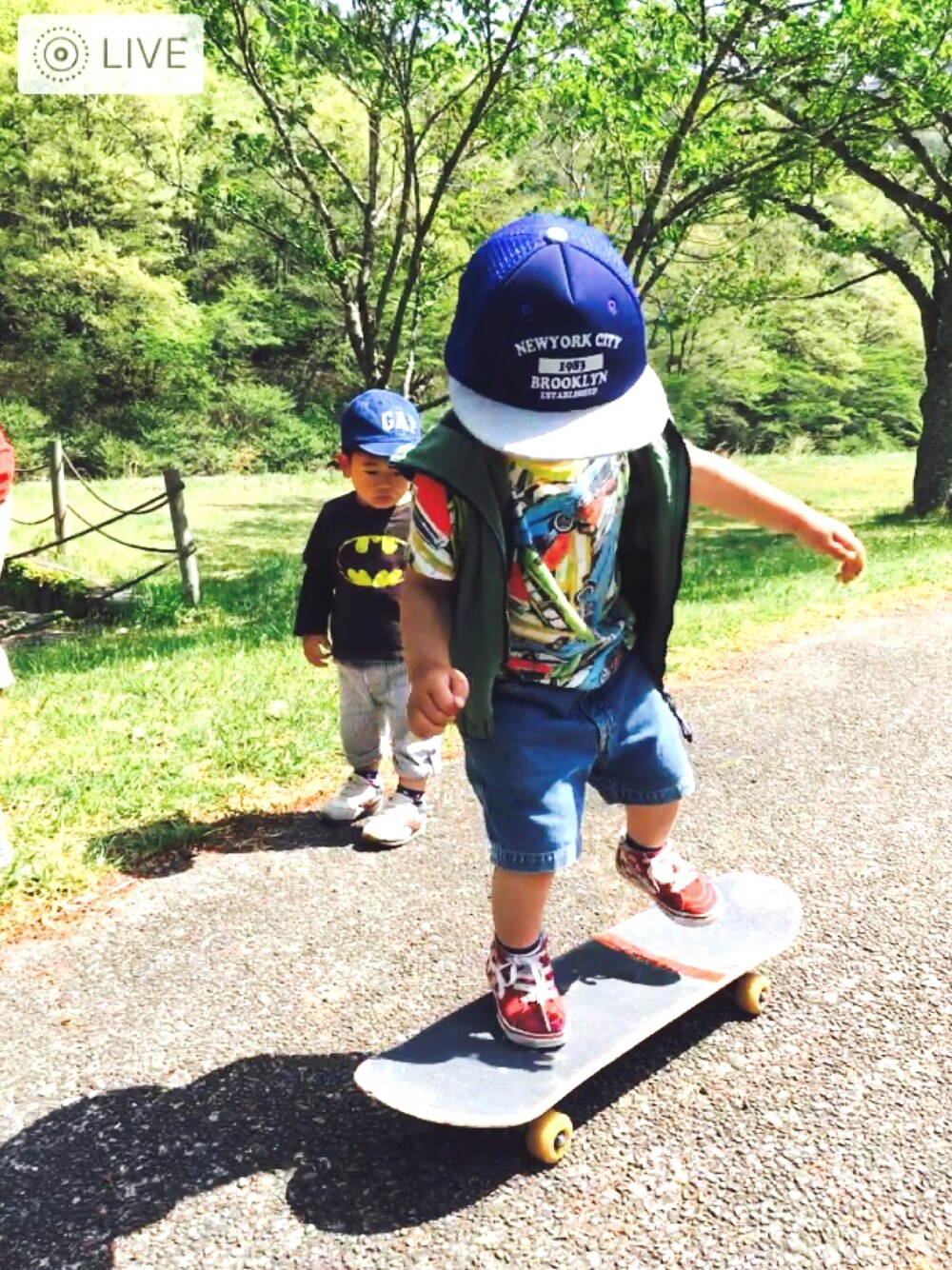 「VANSのアイテム（スニーカー、レッド系）」を使った、よしべぇさん（キッズ・90cm）の春コーディネートの1枚目の写真