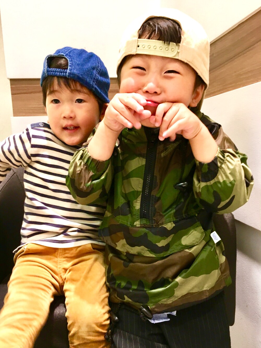 「GAPのアイテム（キャップ、ブルー系）」を使った、よしべぇさん（キッズ・90cm）の秋コーディネートの1枚目の写真