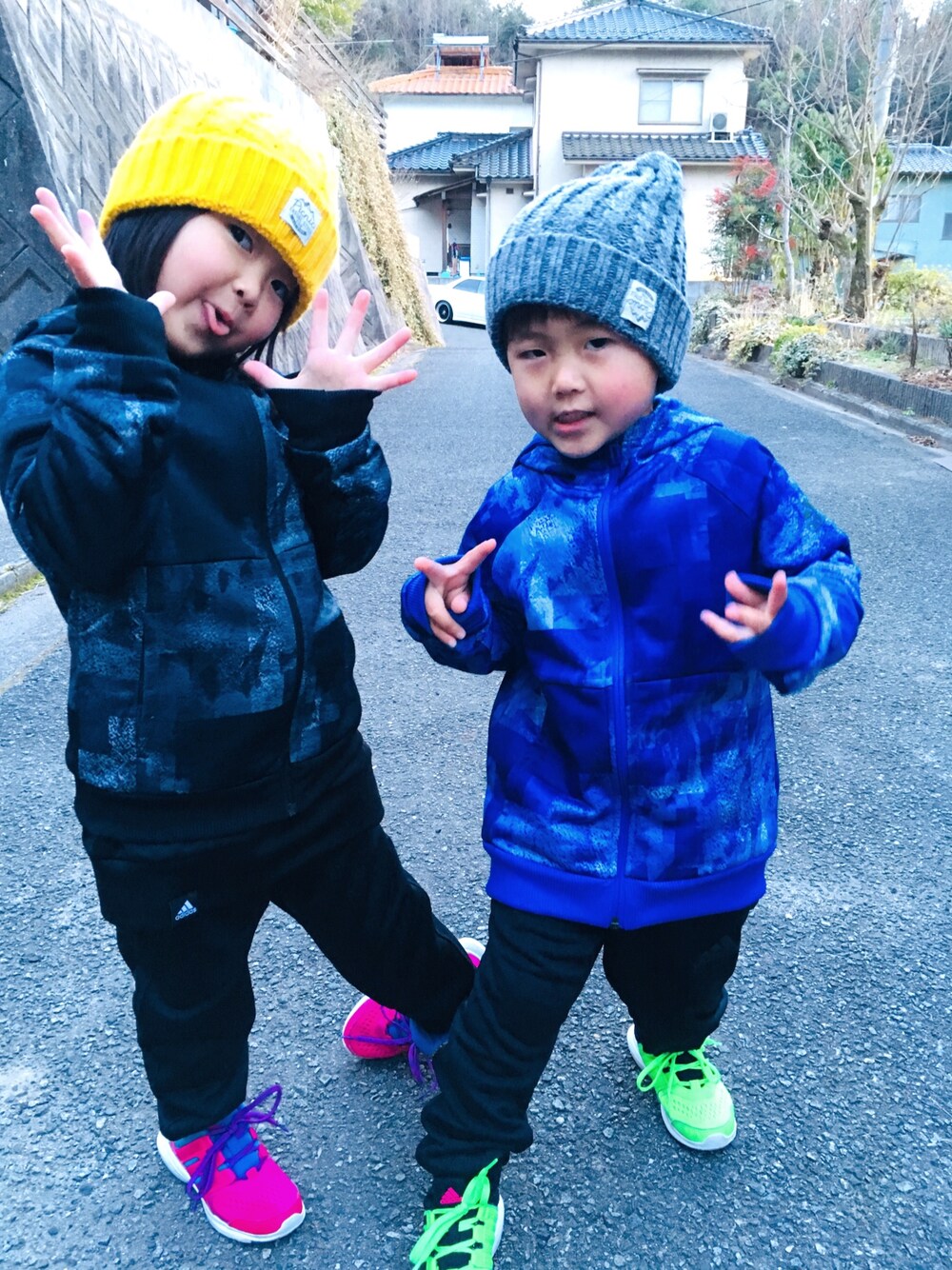「adidasのアイテム（スニーカー、ピンク系）」を使った、よしべぇさん（キッズ・100cm）の冬コーディネートの1枚目の写真