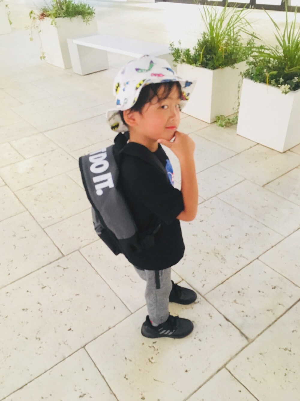 「GUのアイテム（Tシャツ/カットソー、ブラック系）」を使った、よしべぇさん（キッズ・100cm）の秋コーディネートの1枚目の写真