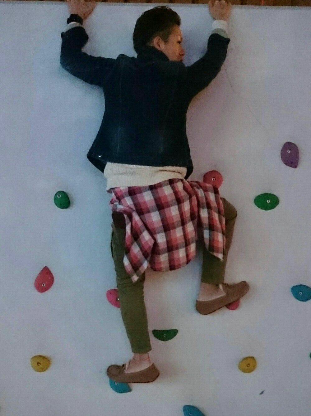 「UGGのアイテム（モカシン/デッキシューズ、ブラウン系）」を使った、JINさん（メンズ・170cm）の冬コーディネートの1枚目の写真