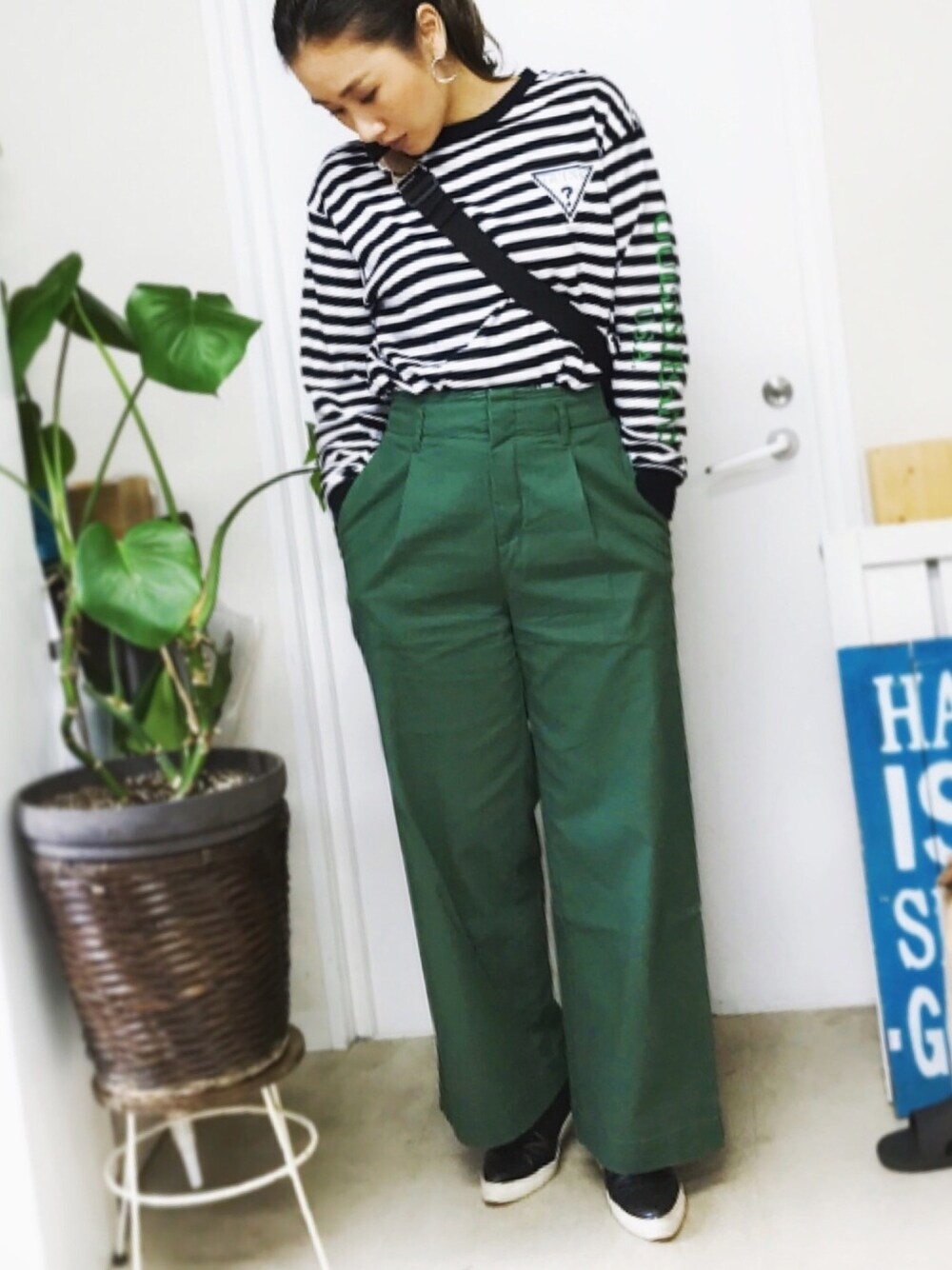 「オトナカジュアル、シンプル、パンツスタイル、Guess Jeans 、ボーダー、UNIQLO、秋のコーデ、カーキ、シンプルおしゃれが好き」｜「UNIQLOのハイウエストチノワイドパンツ（丈標準69～71cm）（その他パンツ、グリーン系）」を使った、booさん（レディース・159cm）の秋コーディネートの1枚目の写真