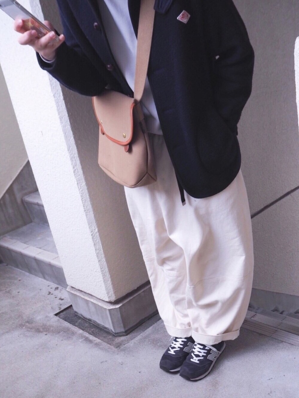 ブルー系のその他アウター、ベージュ系のその他パンツ、ブルー系のスニーカーを着用したレディースの冬コーディネートの1枚目の写真