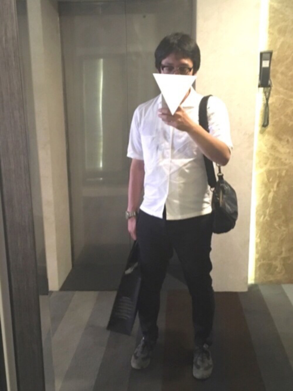 ホワイト系のシャツ/ブラウス、ブラック系のその他パンツ、ブラック系のメガネを着用したメンズの夏コーディネートの1枚目の写真