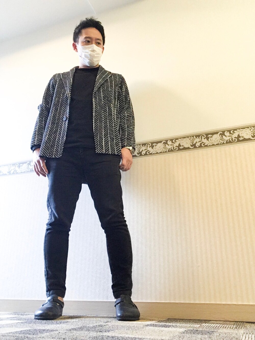 「ブラックデニム、柄ジャケット、ビルケンシュトック、PLEATS PLEASE、ISSEY MIYAKE、黒コーデ、カジュアル、ストライプ、アースカラー」｜「PLEATS PLEASEのアイテム（テーラードジャケット、ブルー系）」を使った、Nockaさん（メンズ・168cm）の春コーディネートの1枚目の写真