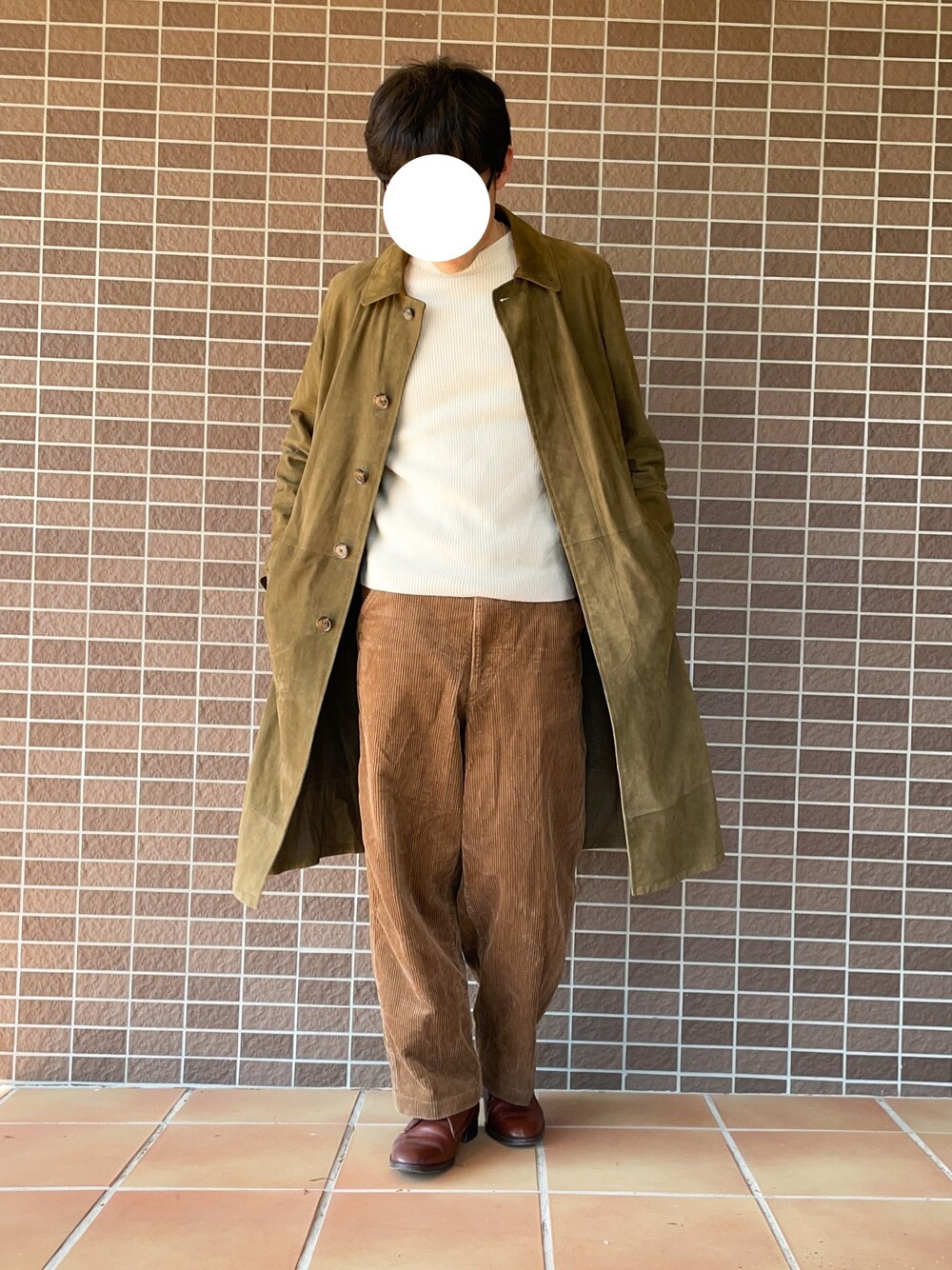 ブラウン系のその他パンツ、ベージュ系のニット/セーター、ブラウン系のドレスシューズを着用したメンズの冬コーディネートの1枚目の写真