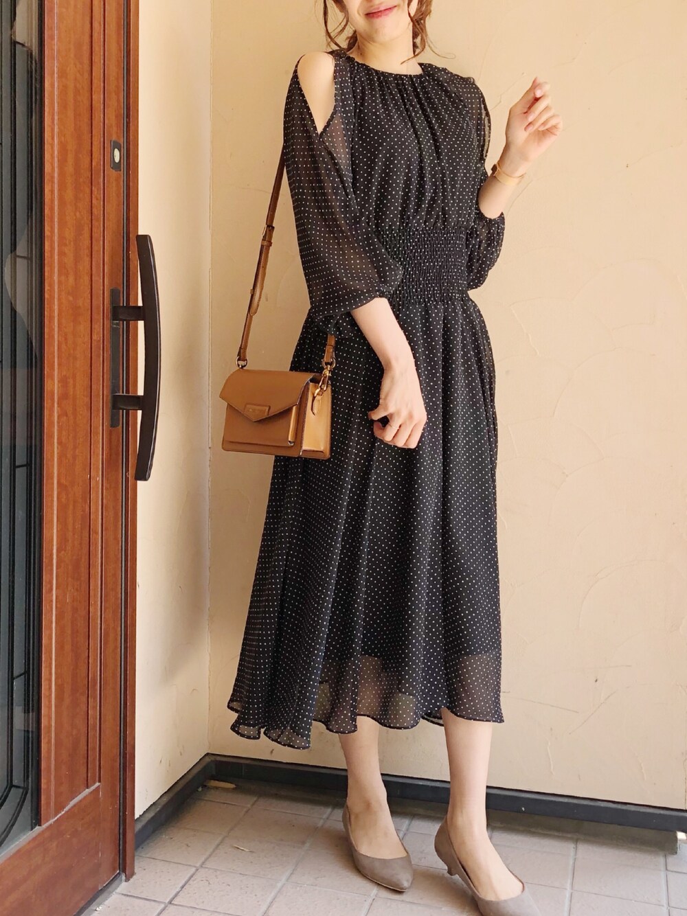 「夏コーデ、ワンピース、ドット、RANDA、CHARLES＆KEITH、夏、amiami、キレイめ、プチプラコーデ、大人コーデ」｜「RANDAの肩あきシャーリングワンピース（ワンピース、ブラック系）」を使った、fumikaさん（レディース・163cm）の春コーディネートの1枚目の写真