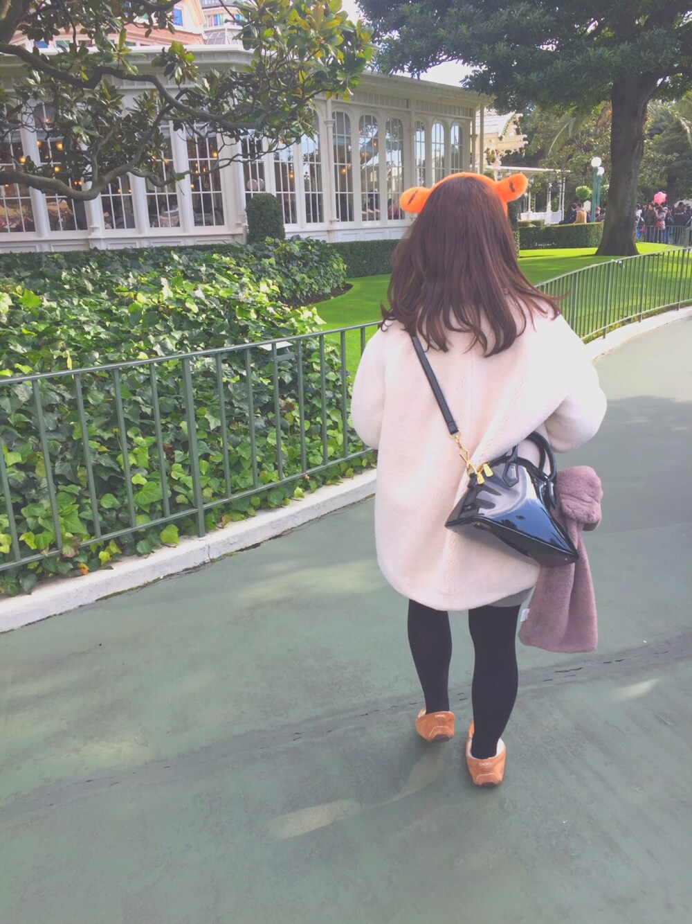 「Disneyland、Another Edition、snidel、UGG」｜「Another Editionのフェイクボアミディアムコート/ AEMBC FAKE  ボア　MEDIUM（その他アウター、ベージュ系）」を使った、fuwa.zizi❁さん（レディース・146cm）の冬コーディネートの1枚目の写真