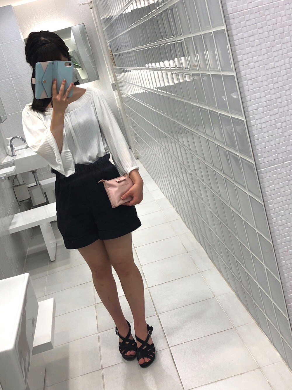 「ショートパンツ、モノトーンコーデ、大学生、ホワイト、ブラック」｜「JILL STUARTのアイテム（ポーチ、ピンク系）」を使った、manaさん（レディース・150cm）の春コーディネートの1枚目の写真