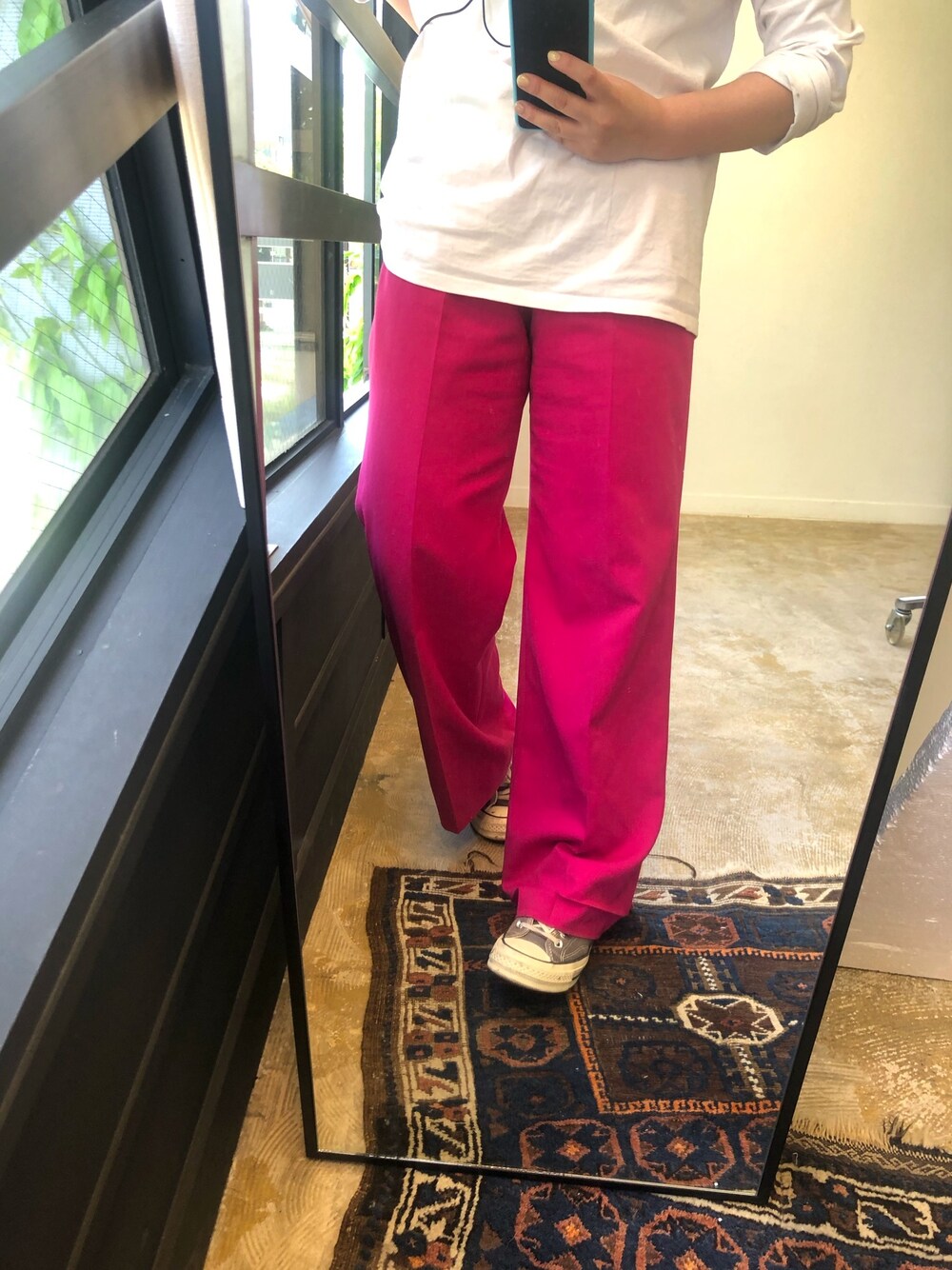 「チャックテイラー、コンバース、シンプルコーデ、カラーパンツ」｜「Dickiesのアイテム（Tシャツ/カットソー、ホワイト系）」を使った、LOREN ERIKO☺︎さん（レディース・163cm）の春コーディネートの1枚目の写真