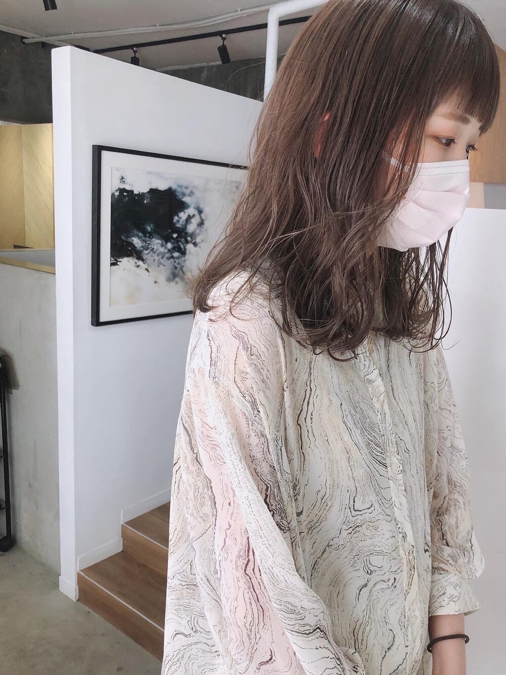 「カスタネ、シャツスタイル、大人コーデ、ホワイトコーデ、美容師、お客様」｜「Kastaneのマーブル柄シアーBIGシャツ（シャツ/ブラウス、ホワイト系）」を使った、LOREN ERIKO☺︎さん（レディース・163cm）の春コーディネートの1枚目の写真