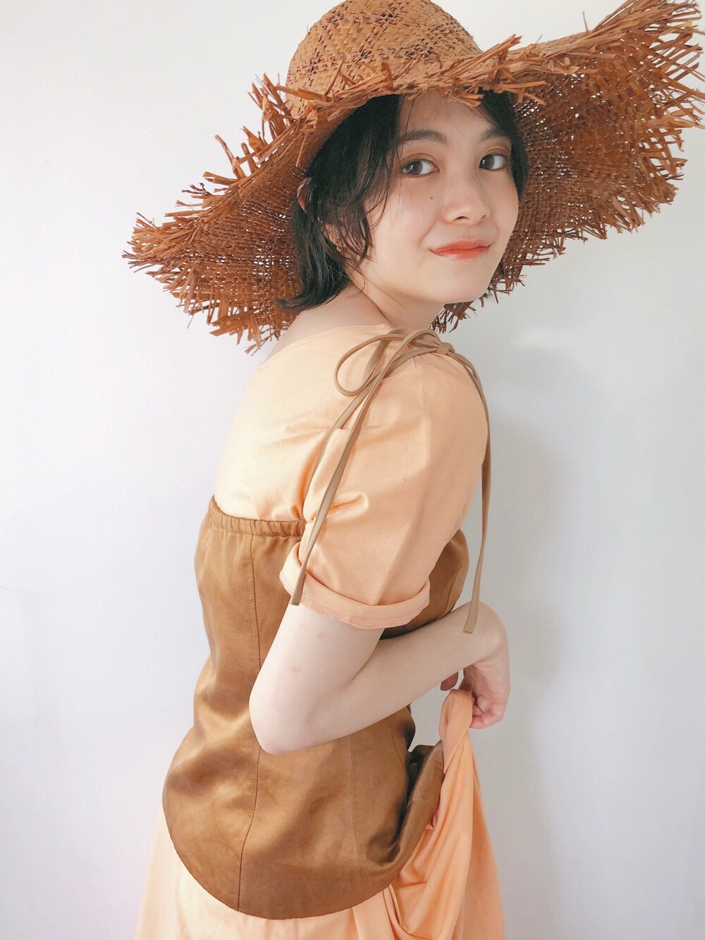 「ゆるコーデ、カジュアルコーデ、夏デート、夏コーデ、Tシャツワンピ、ビスチェ、麦わら帽子」｜「SLOBE IENAの60/2強撚天竺 Vネックワンピース◆（ワンピース、オレンジ系）」を使った、LOREN ERIKO☺︎さん（レディース・163cm）の夏コーディネートの1枚目の写真