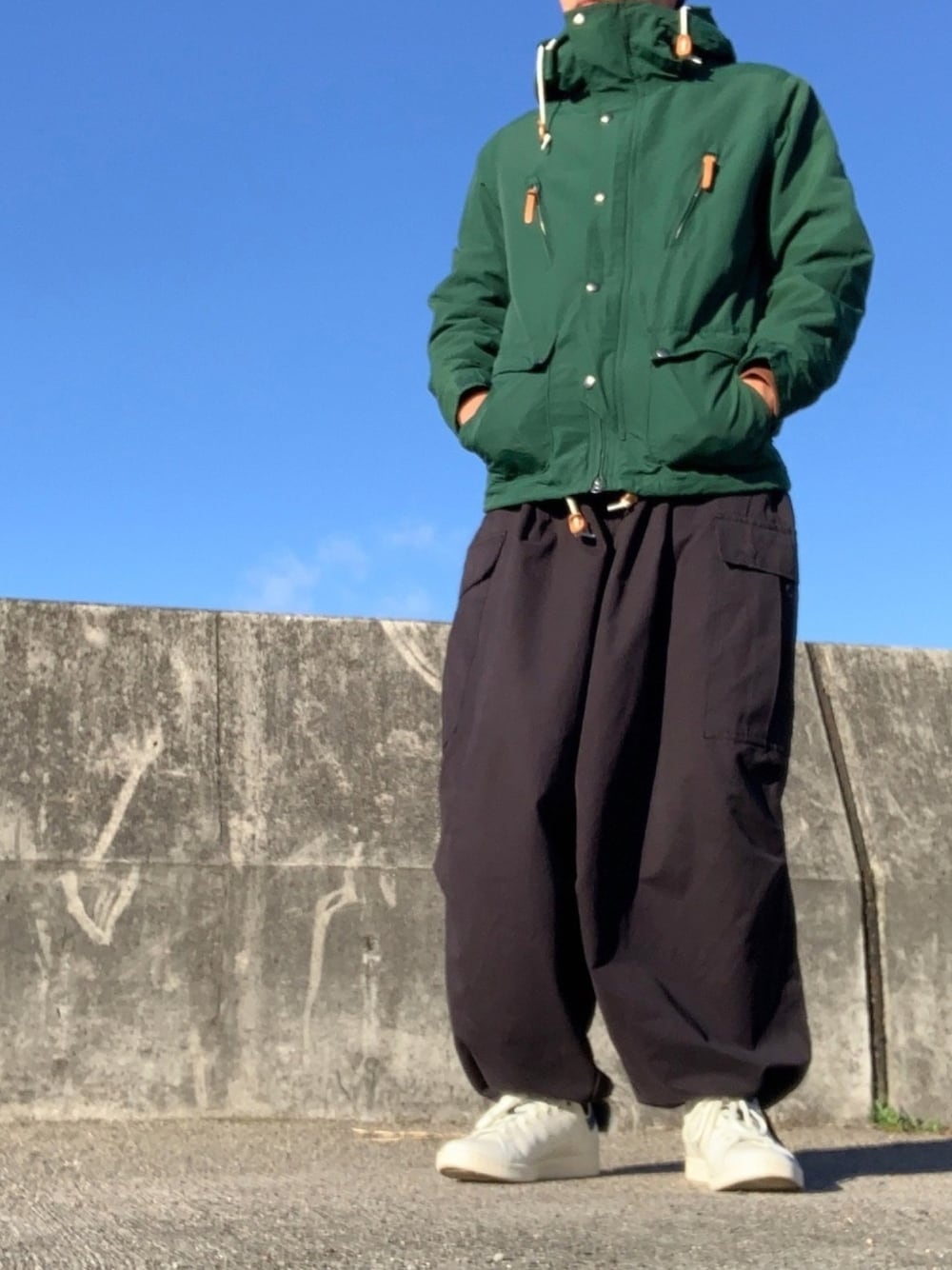 「冬コーデ、あったかコーデ、ゆるコーデ、シンプル、マウンテンパーカー、緑、グリーン、バルーンパンツ、adidas、スタンスミス」｜「adidasのスタンスミス [STAN SMITH] アディダスオリジナルス（スニーカー、ホワイト系）」を使った、九浮さん（メンズ・172cm）の秋コーディネートの1枚目の写真