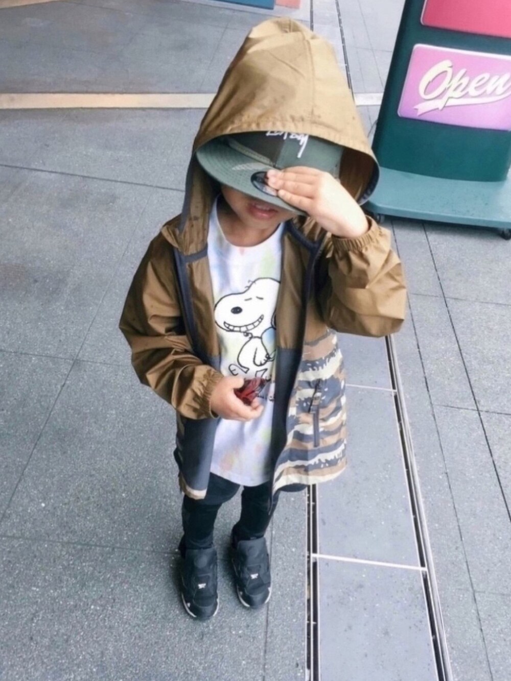 「キッズファッション、おとこのこ、おしゃれさんと繋がりたい、patagonia、stussy、reebok、adidas、キッズコーデ、スポーツMIX'18秋、カモフラ」｜「STUSSYのPeanuts Tie Dye S/SL Tee（Tシャツ/カットソー、その他）」を使った、りゅうのすけさん（キッズ・110cm）の秋コーディネートの1枚目の写真