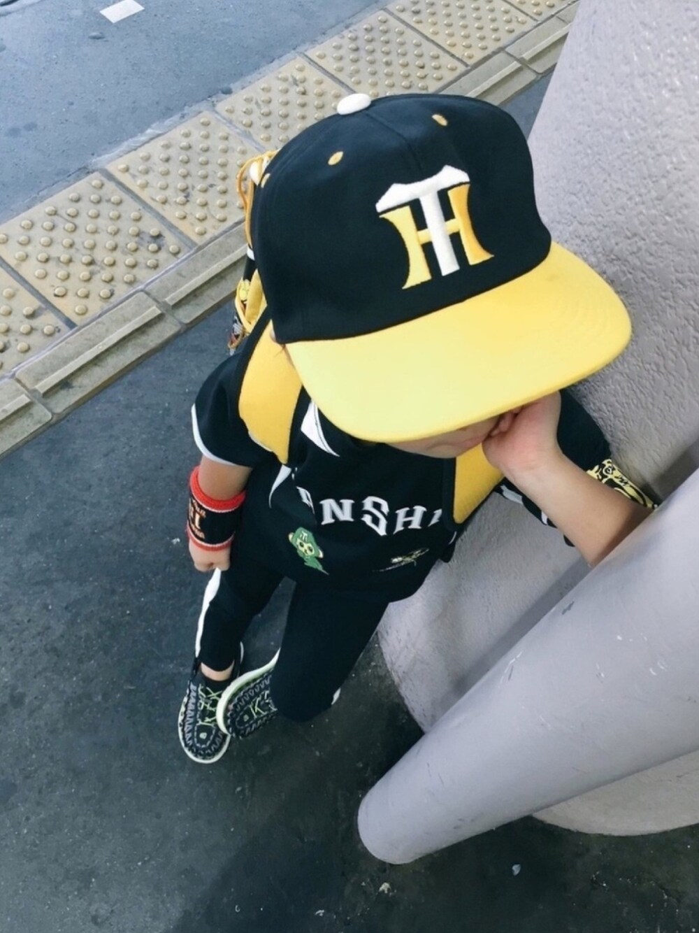 「キッズファッション、おしゃれさんと繋がりたい、野球観戦、野球コーデ、阪神タイガース、keen、キッズコーデ、おとこのこ、スポーツミックス」｜「KEENの水陸両用 キッズ キーン ユニークサンダル スポサン KEEN UNEEK O2 C-BLACK/MACAW 1015500（サンダル、ブラック系）」を使った、りゅうのすけさん（キッズ・110cm）の秋コーディネートの1枚目の写真