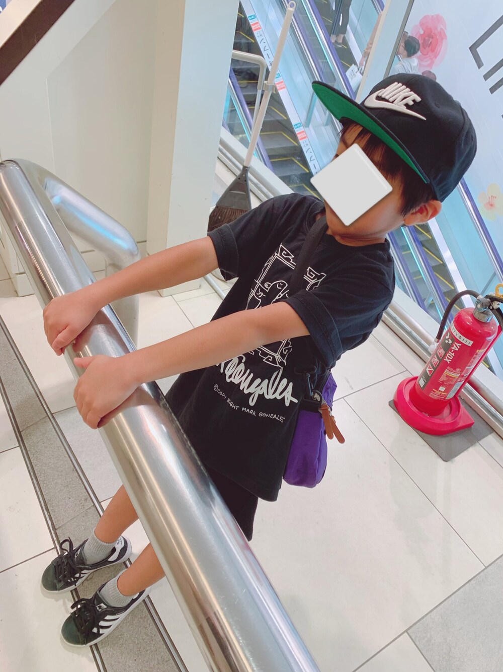 「おとこのこ、キッズコーデ、スポーツミックス、NIKE、Gregory、黒コーデ、お洒落さんとつながりたい」｜「Mark GonzalesのMark Gonzales/プレーンボディプリントTシャツ（Tシャツ/カットソー、ブラック系）」を使った、りゅうのすけさん（キッズ・110cm）の夏コーディネートの1枚目の写真