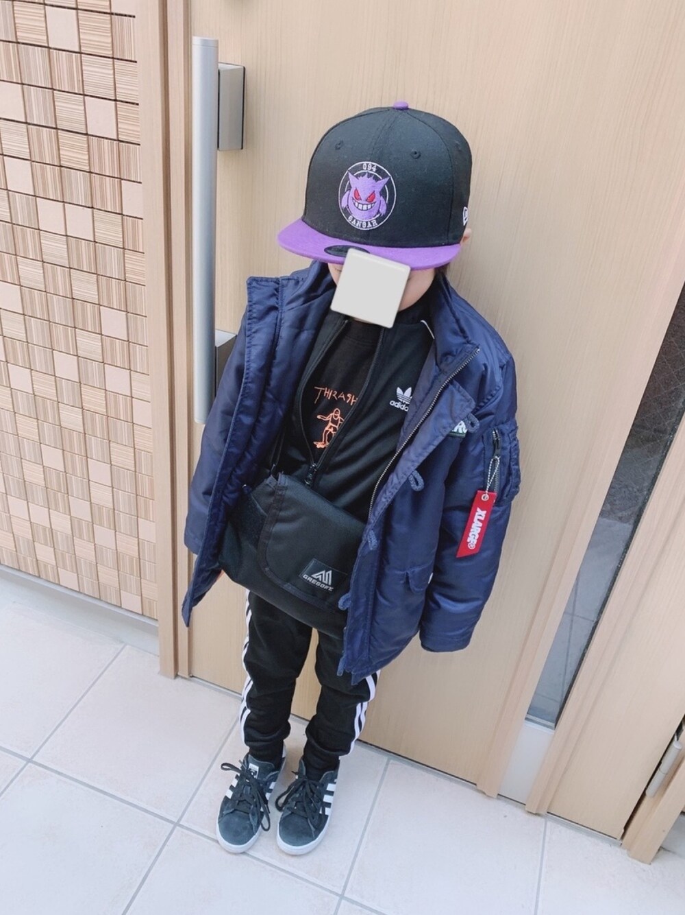 「キッズコーデ、キャップ、おしゃれさんと繋がりたい、スポーツミックス、ジャージ、adidas、XLARGE、THRASHER、Gregory、6歳」｜「adidasのトラックスーツ [SST SUIT] アディダスオリジナルス（ジャージ、ブラック系）」を使った、りゅうのすけさん（キッズ・110cm）の春コーディネートの1枚目の写真