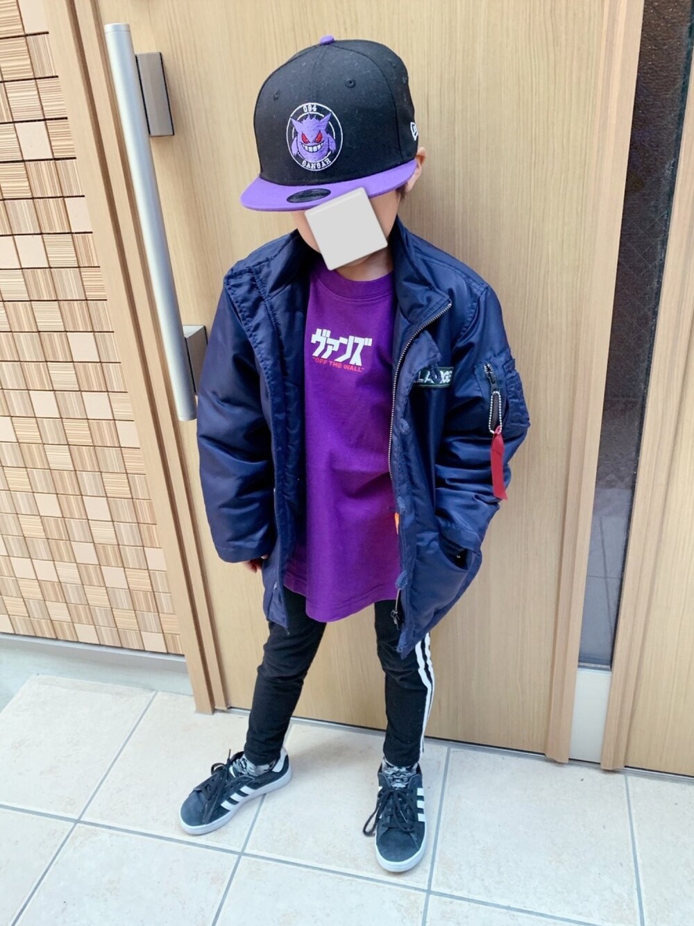 「スポーツミックス、adidas、VANS、XLARGE、キャップ、男の子コーデ、むらさき」｜「VANSのVANS/ヴァンズ KATAKANA VANS S/S T-SHIRTS（Tシャツ/カットソー、パープル系）」を使った、りゅうのすけさん（キッズ・110cm）の春コーディネートの1枚目の写真