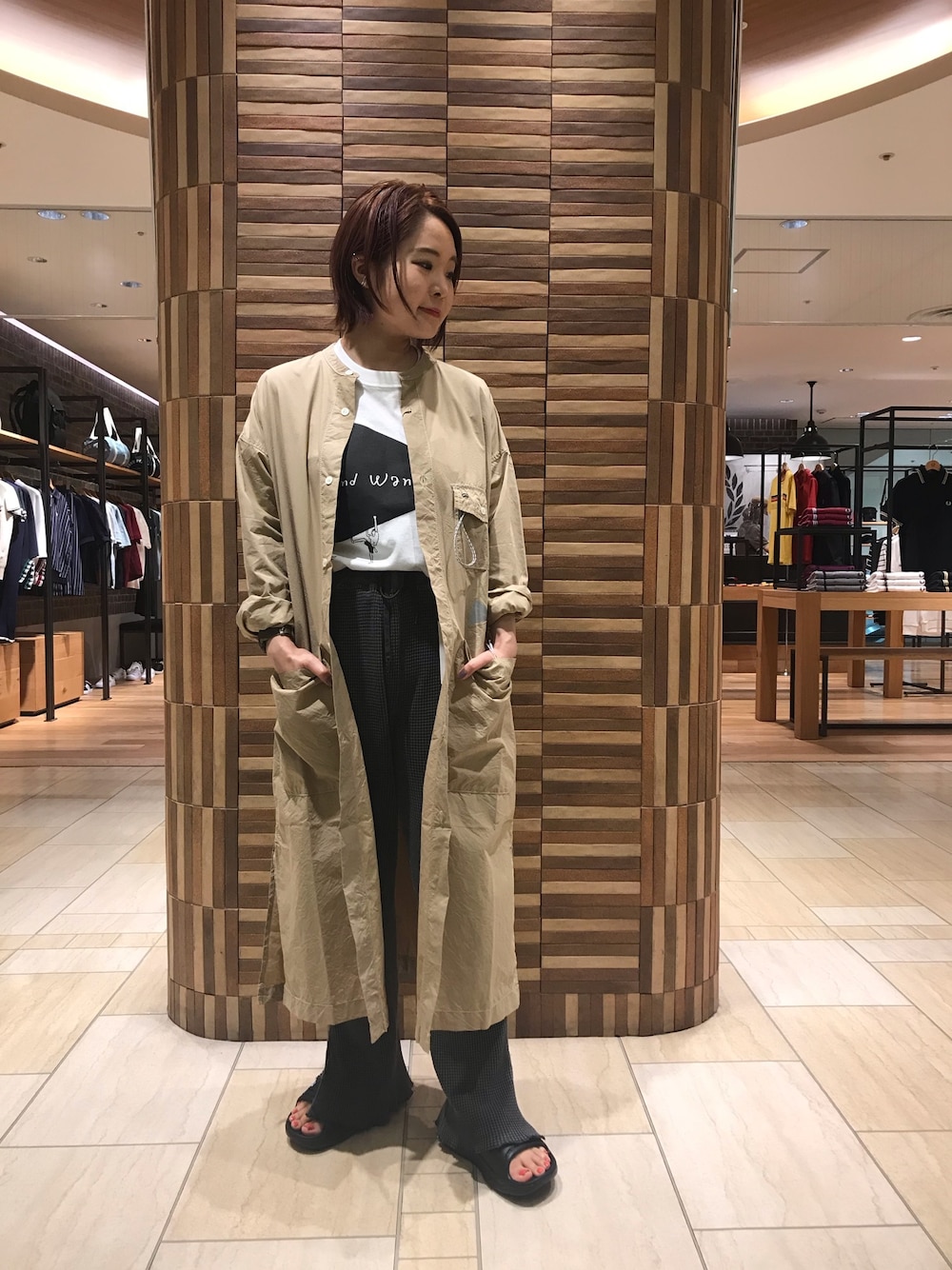「BEAVER、BEAVER名古屋、and wander、MANASTASH、Tシャツ、リラックスパンツ、ワンピース、はおりワンピ、サンダル、ラフ」｜「and wanderのandwander/アンドワンダー CORDURA typewriter long shirt コーデュラ タイプライターロングシャツ AW93-FH043（ワンピース、ベージュ系）」を使った、Renさん（レディース・153cm）の夏コーディネートの1枚目の写真