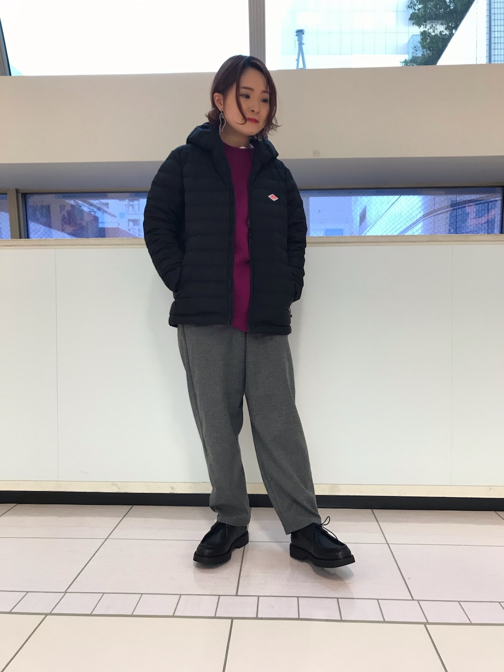 ブラック系のジャケット/アウター、レッド系のニット/セーター、グレー系のパンツを着用したレディースの秋コーディネートの1枚目の写真