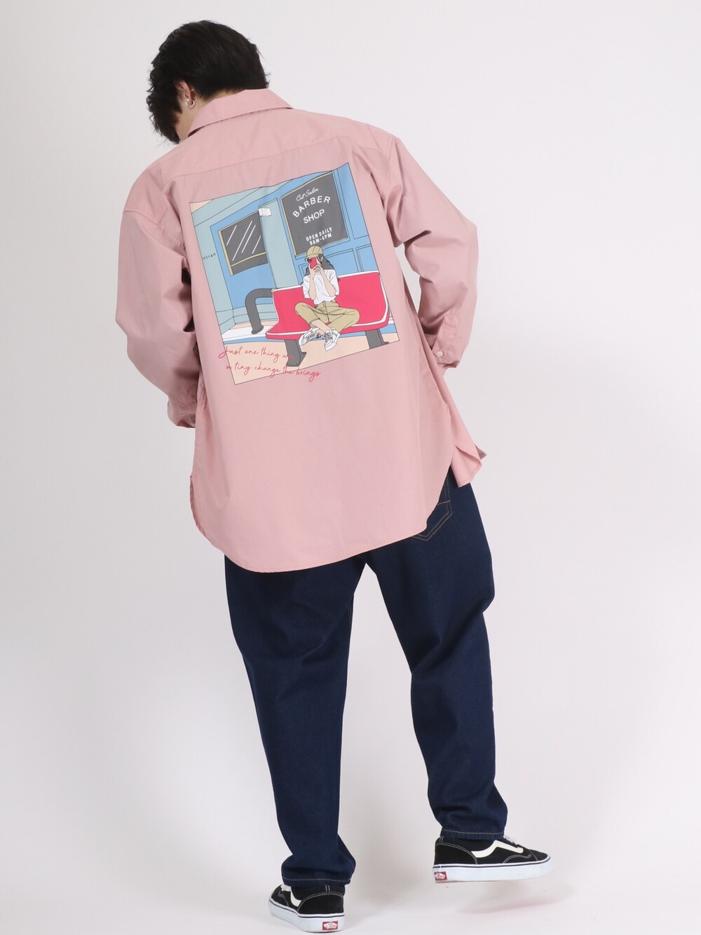 ピンク系のシャツ/ブラウス、ブルー系のデニムパンツ、ブラック系のスニーカーを着用したメンズの冬コーディネートの1枚目の写真